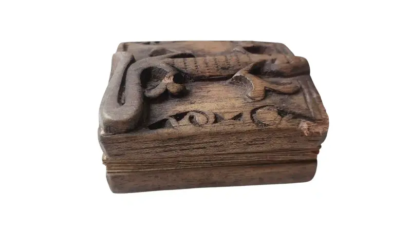 carte pustaha vazuta din lateral